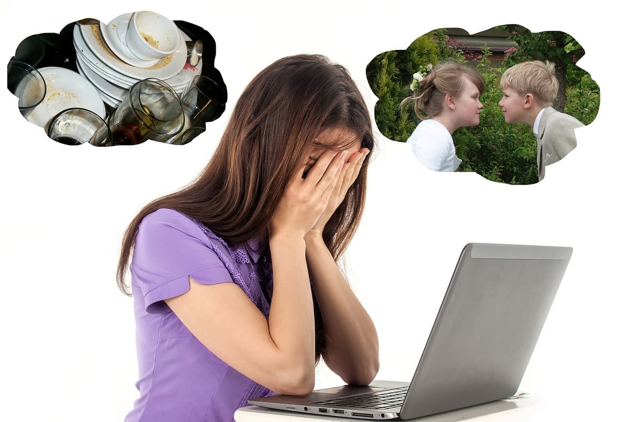 Uma pessoa com ar stressado em frente a um portátil depois de perder trabalho