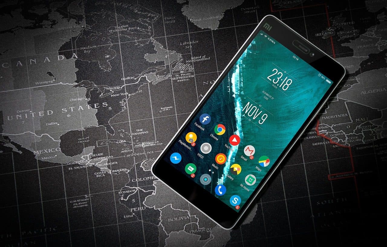 Un smartphone mostrando una pantalla de iconos de aplicaciones