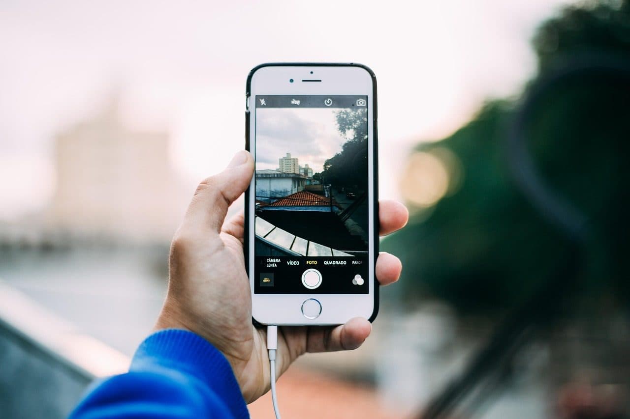Una mano sosteniendo un smartphone