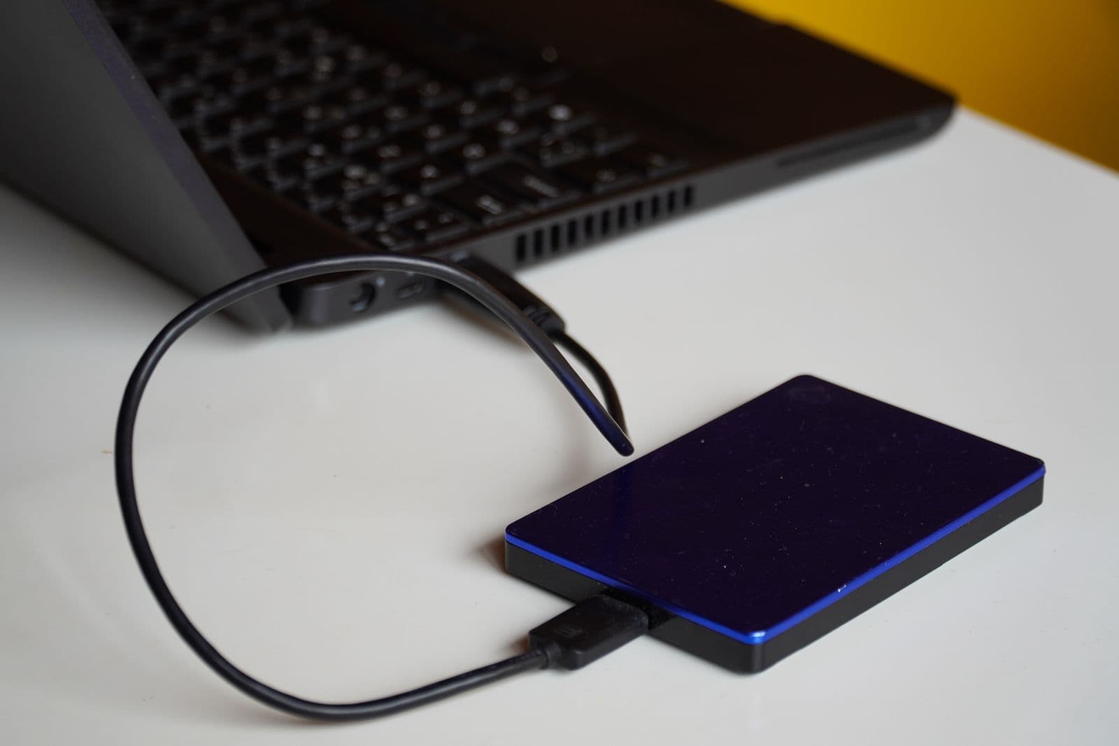 Un disco rigido esterno collegato a un portatile. Recupera su un disco diverso da quello che stai salvando, cosi non sovrascrivi mai i file che stai cercando di salvare.