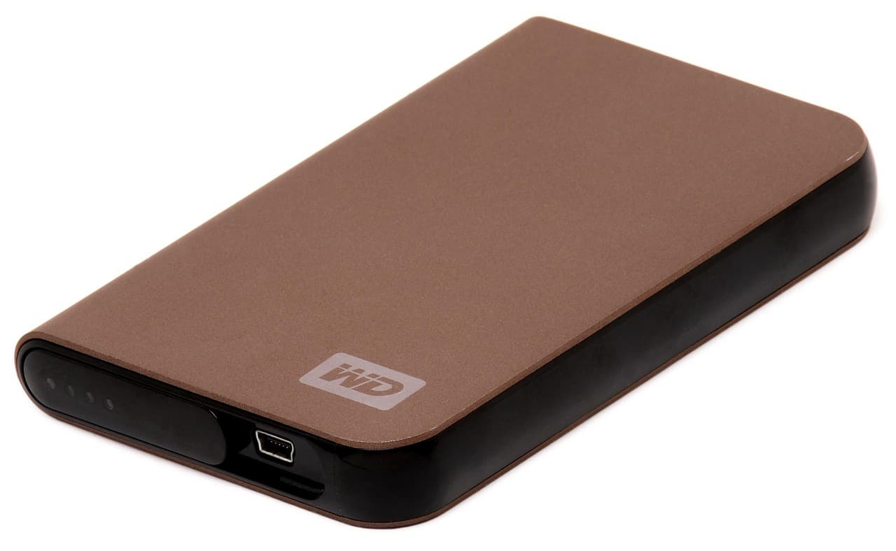 Um disco rígido externo Western Digital com caixa castanha e preta e porta mini-USB, sobre fundo branco.