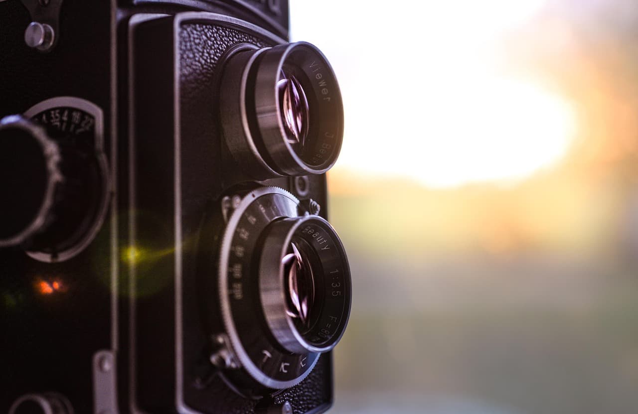 Una fotocamera reflex biottica fotografata di lato, con i suoi due obiettivi uno sopra l'altro.